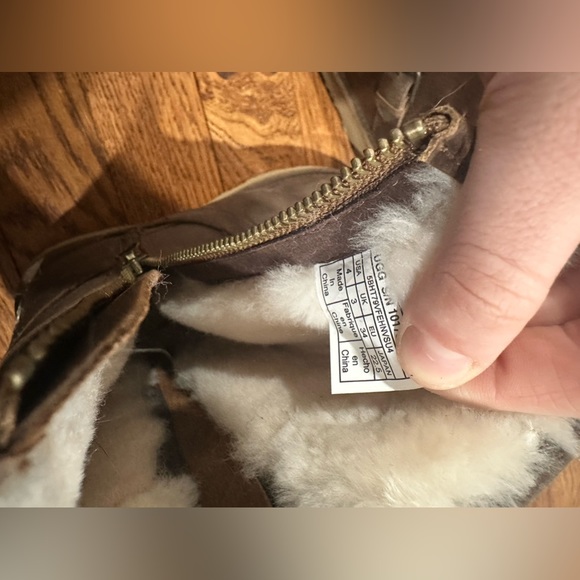 UGGs- Never worn (Size 4) - Picture 4 of 5